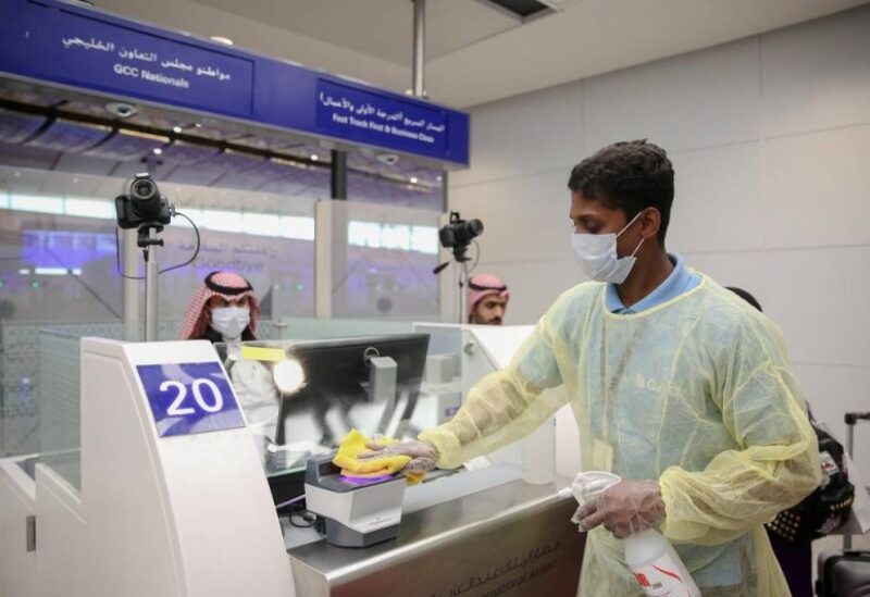 الكمامة هي العنصر الأهم للدخول إلى المطارات السعودية