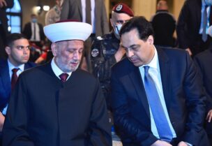 المفتي دريان إلى جانب رئيس الحكومة حسان دياب في صلاة العيد