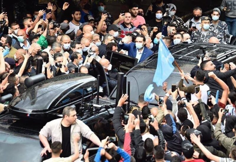 سعد الحريري أمام جامع الإمام علي رضي الله عنه في الطريق الجديدة بين عدد من مناصرين