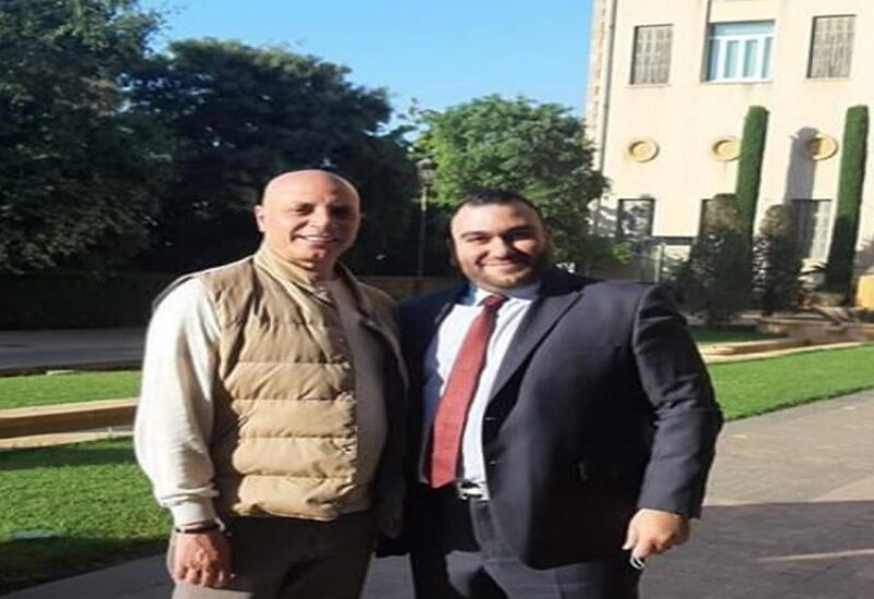 أحمد هاشمية إلى جانب محمد يموت أعضاء تيار المستقبل