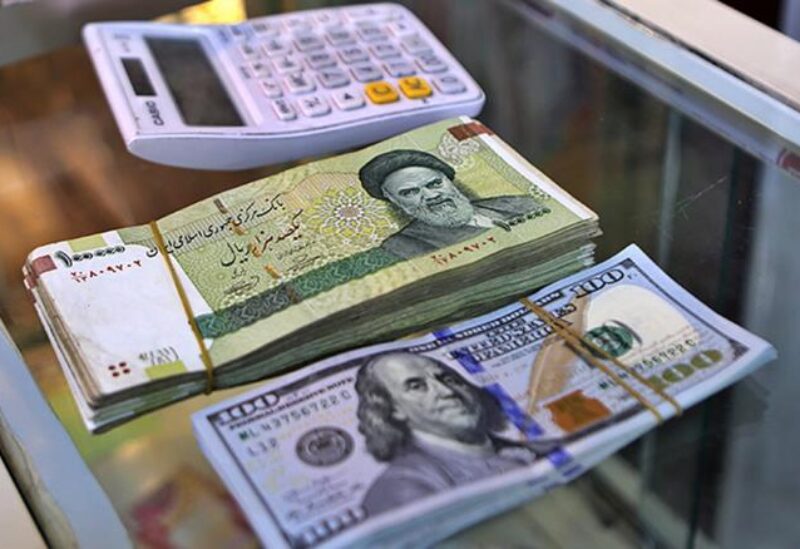 هبوط الريال الإيراني لأدنى مستوى أمام الدولار