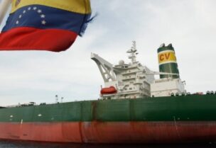 أول ناقلة من شحنة الوقود الإيرانية تصل فنزويلا