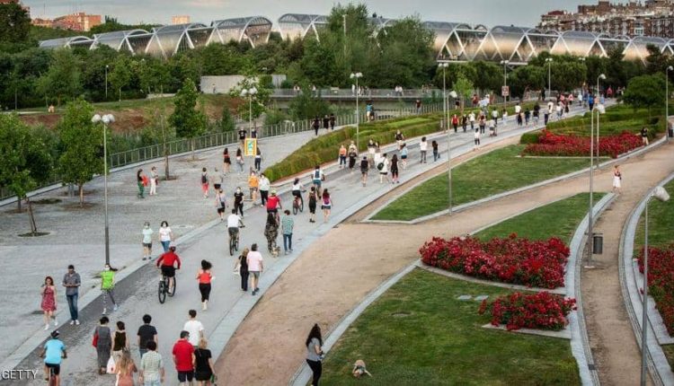 اسبانيا تخفف بعض قيود كورونا