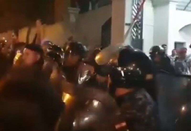 إشكال بين القوى الامنية والمتظاهرين أمام مدخل وزارة الداخلية