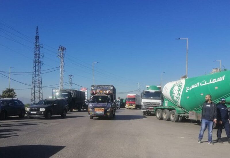 اعتصام عند مستديرة زحلة احتجاجاً على إقفال شركة ترابة السبع