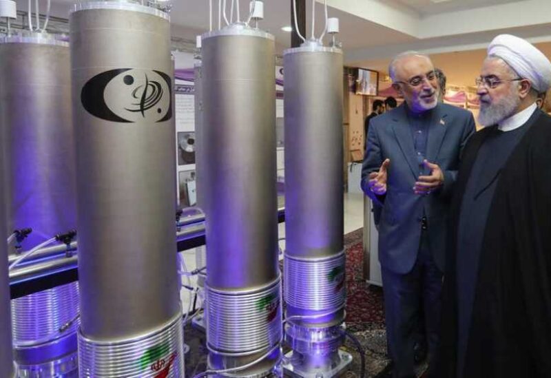 الرئيس الإيراني يتفقد إحدى المنشات النووية
