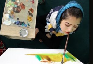الفتاة الأفغانية ربابة محمدي ترسم بفمها