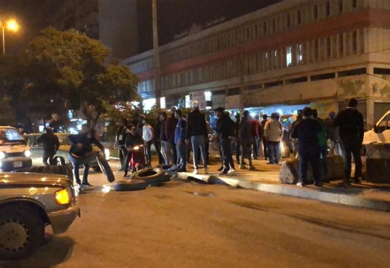 قطع الطريق في ساحة النور تضامناً مع المحتجين في بيروت
