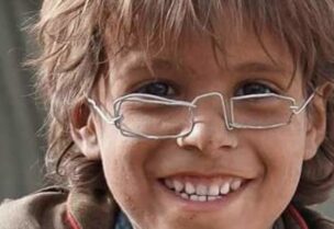 محمد يرتدي النظارة الحديدية التي صنعها