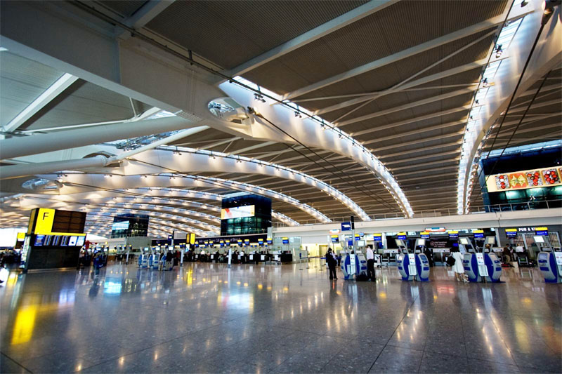 مطار برمنغهام :تغريم أربعة مسافرين لعدم تصريحهم بسفرهم من بلدان" القائمة الحمراء" 