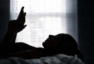 صورة رمزية لإمرأة تحمل هاتف بيدها وترسل رسالة