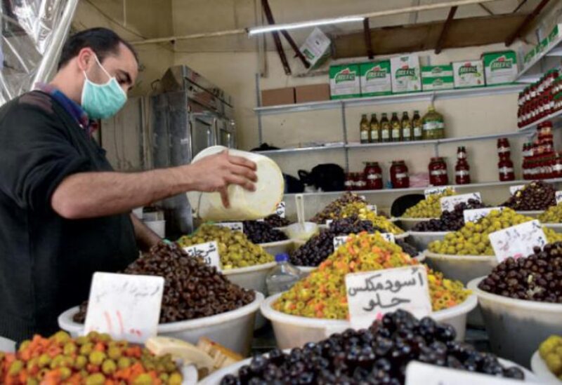 قلق في دمشق من أزمة دواء وغذاء بعد تدهور الليرة
