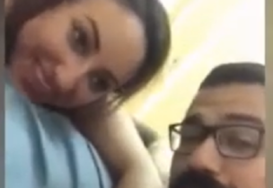 صورة المصرية جهاد إلى جانب شخص آخر