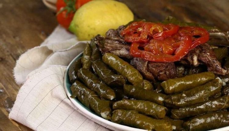 إيقاف ثلاث نساء مجهولات الجنسية بتهمة "سرقة" ورق العنب