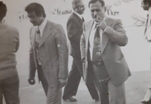 اللواء أحمد عنتر يدخن سيجارته إلى جانب محمد مخلوف