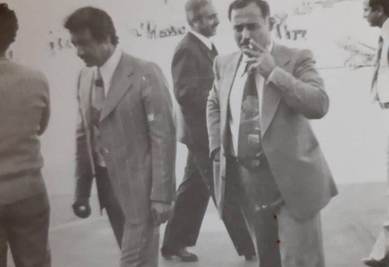 اللواء أحمد عنتر يدخن سيجارته إلى جانب محمد مخلوف