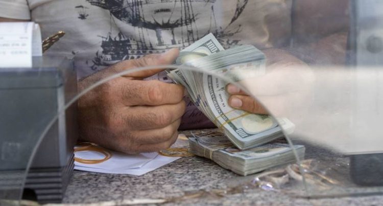 الصرافون يُعلقون إضرابهم ويفتتحون السوق على 4 آلاف ليرة