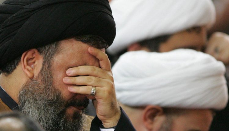 صورة لزعيم ميليشيا حزب الله حسن نصر الله