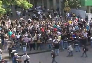 صورة تُظهر أتباع ميليشيا حزب الله وحركة أمل عند جسر الرينغ أثناء قيامهم بشتم السيدة عائشة رضي الله عنها