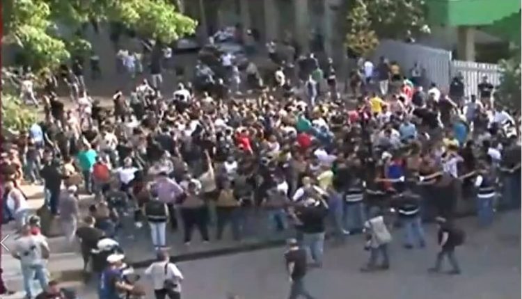 صورة تُظهر أتباع ميليشيا حزب الله وحركة أمل عند جسر الرينغ أثناء قيامهم بشتم السيدة عائشة رضي الله عنها