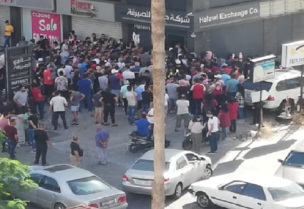 تهافت على شراء الدولار من محلات الصيرفة في صيدا