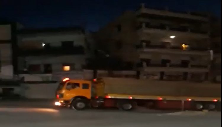 شاحنات تنقل مواد غذائية عند نقطة المصنح في البقاع متجهة إلى سوريا بمواكبة من الجيش اللبناني