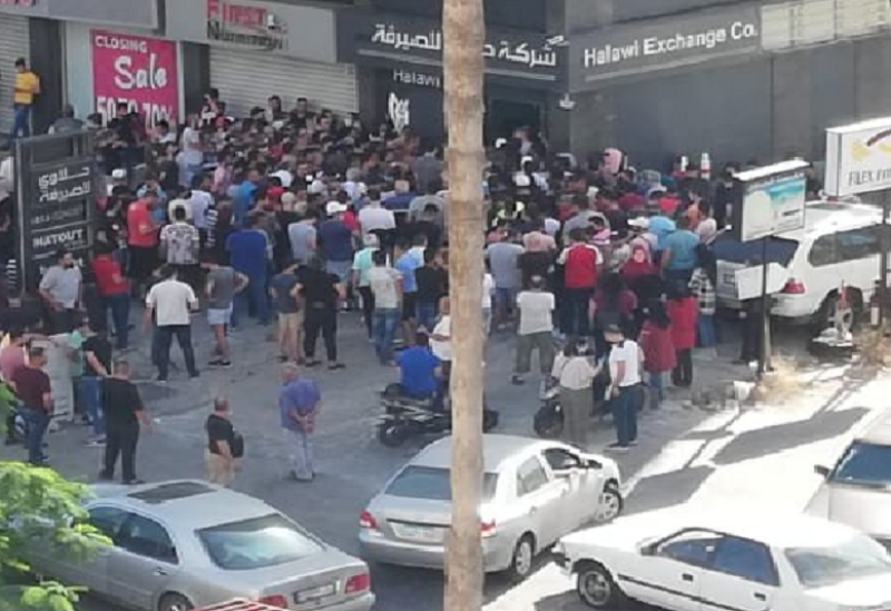 تهافت على شراء الدولار من محلات الصيرفة في صيدا