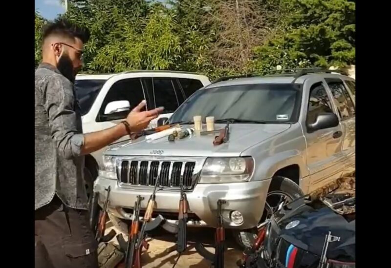 صور من فيديو تم نشره تُظهر مجموعة من الأسلحة