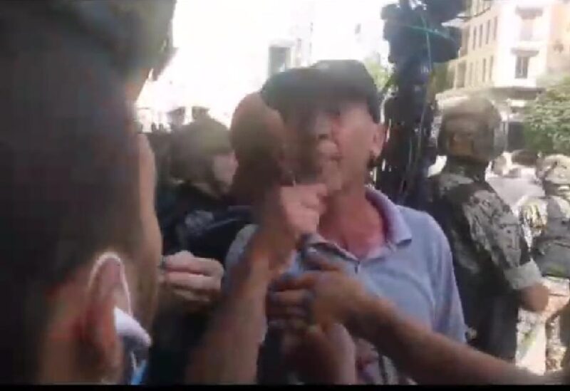 مراسل الميادين عباس صباغ أثناء الإعتداء على مراسل صوت بيروت إنترناشونال