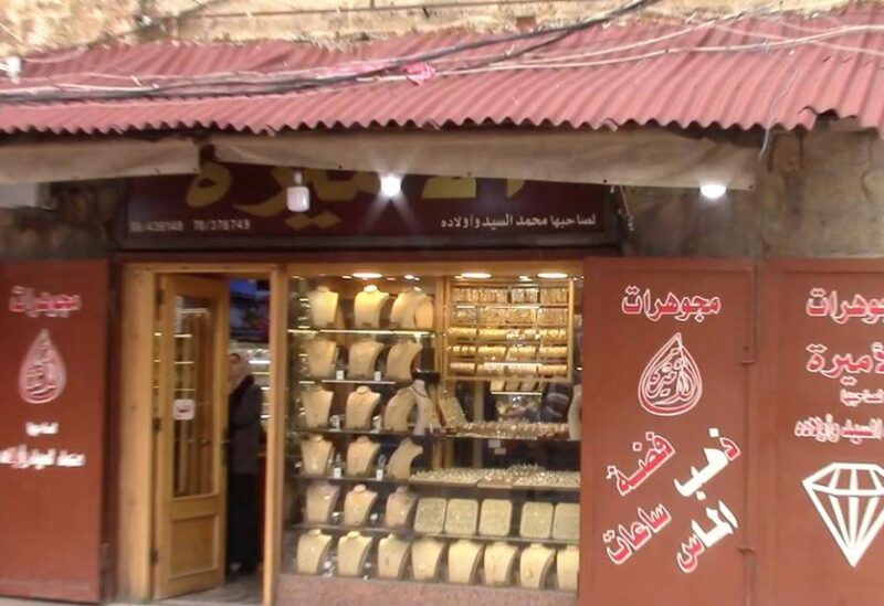 وفي متجر للمجوهرات بقلب بيروت، تلف المكان غلالات التجهم وأبخرة الكآبة، مع تدافع المواطنين لبيع الحلي والذهب أو رهنهما بدافع احتياجهم الشديد للنقود وسط الأمواج العارمة لأزمة مالية آخذة في التضخم والتصاعد.