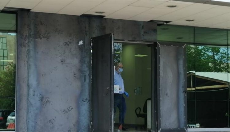 بوابة حديدية على مدخل وزارة الطاقة