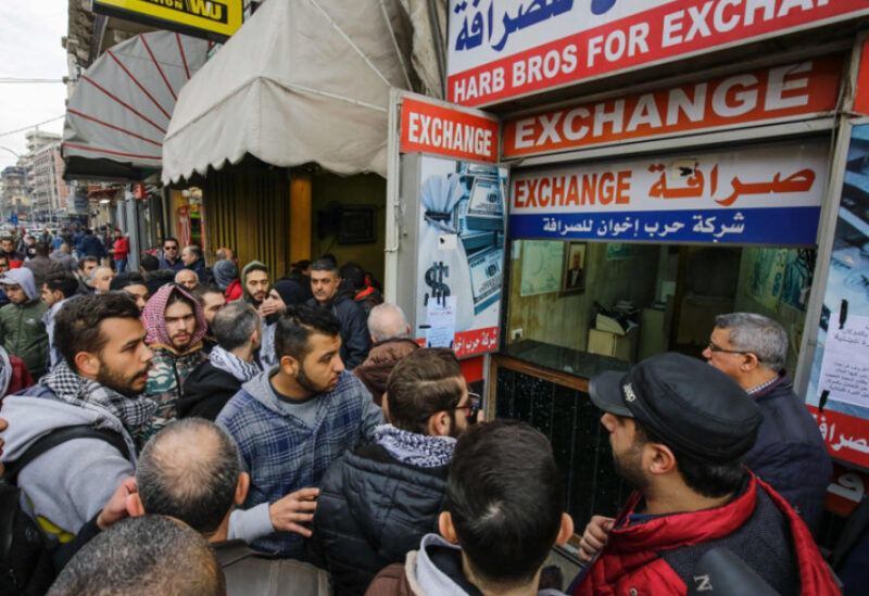 طوابير من المواطنين على أبواب الصيارفة