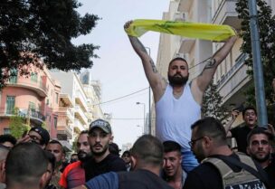 عناصر من مليشيا حزب الله تحاول الاعتداء على المتظاهرين
