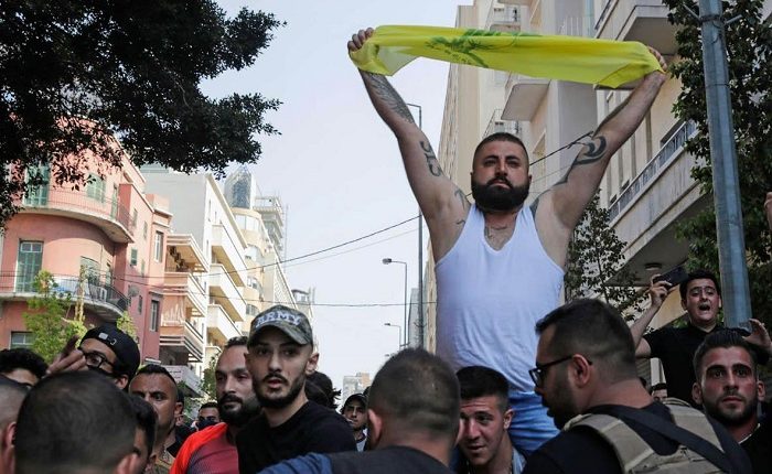 عناصر من مليشيا حزب الله تحاول الاعتداء على المتظاهرين