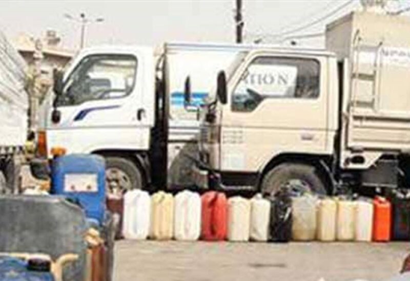 طوابير السيارات تنتظر المازوت في عكار