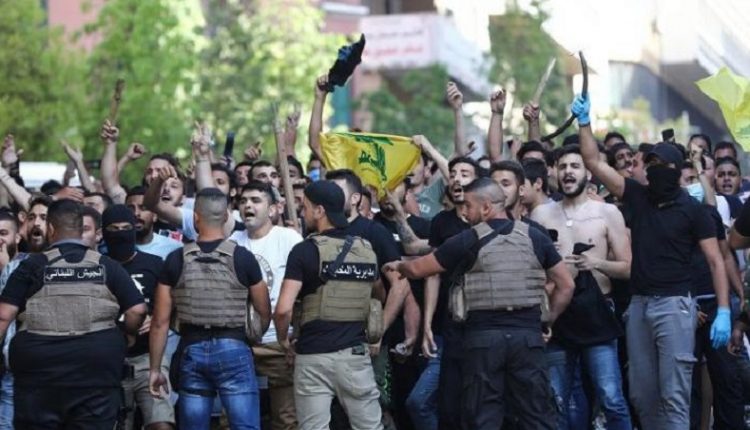 عناصر من مليشيا حزب الله تحاول الاعتداء على الثوار