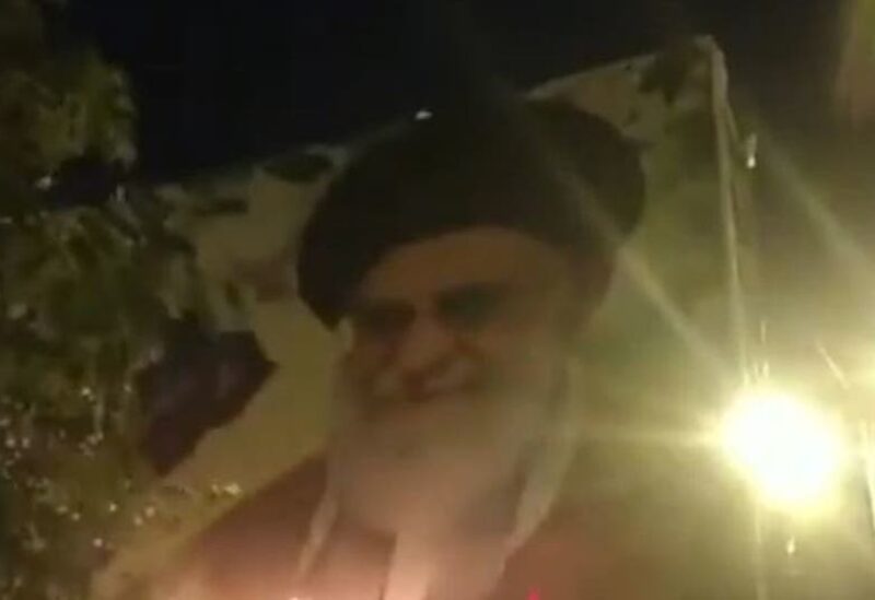 غضب عارم في مشهد وإيرانيون يحرقون صورة خامنئي