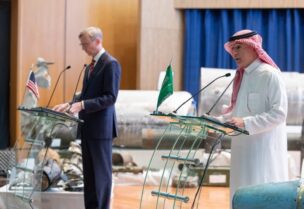 الجبير وبراين هوك في المؤتمر المشترك