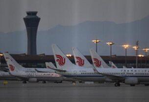 بكين تقرر إلغاء الرحلات الجوية بسبب كورونا