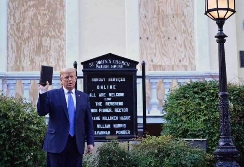 ترامب يرفع الانجيل أمام كنيسة الفديس يوحنا بواشنطن