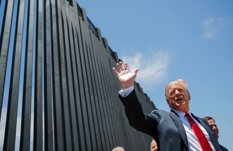 ترامب يشيد بالجدار المبني مع المكسيك