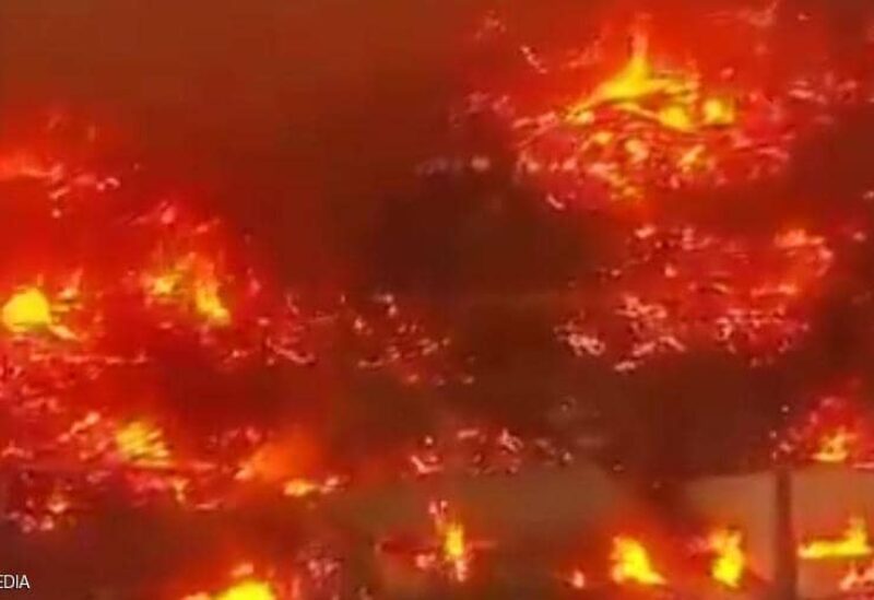 حريق هائل يلتهم مخازن أحد مخازن شركة أمازون
