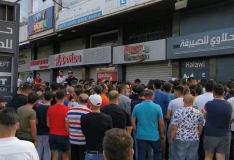 طوابير المواطنين وهم يصطفون أمام أبواب محالّ الصرافة لشراء الدولار