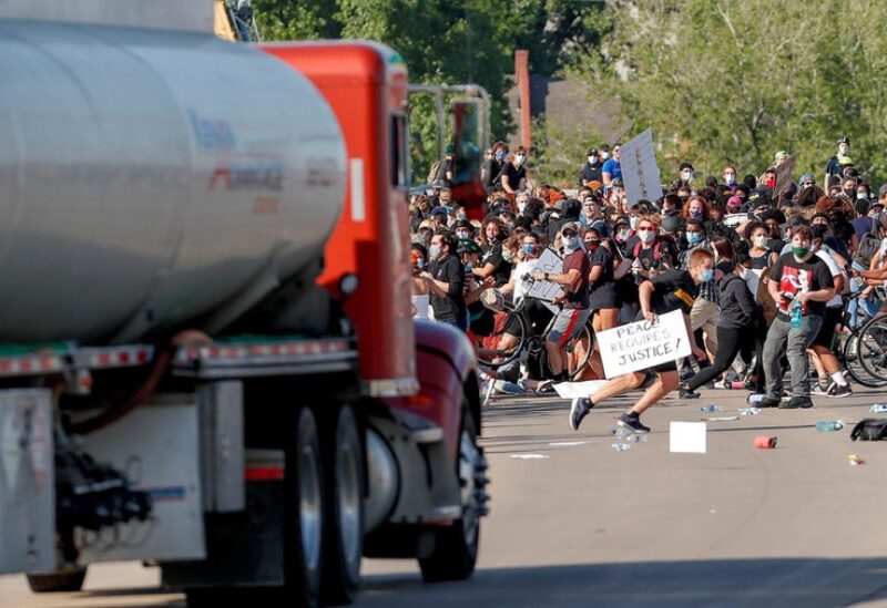 شاحنة تحاول دهس مئات المتظاهرين في أمريكا