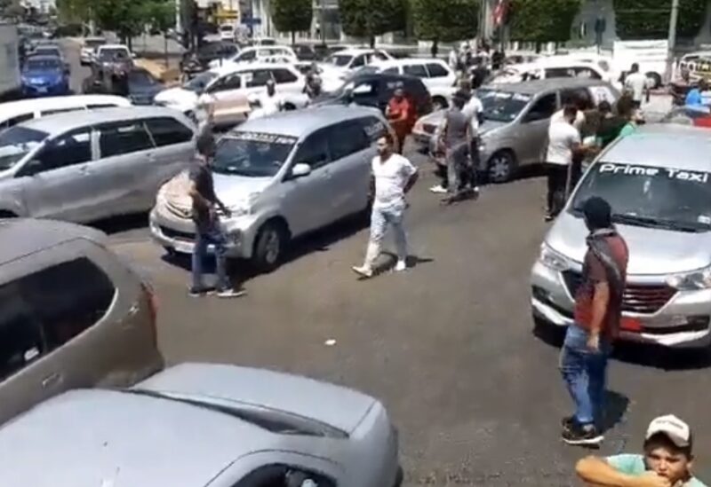 سائقو سيارات الاجرة اغلقوا تقاطع ايليا