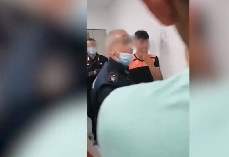 شرطي إيطالي يجبر مهاجرين على صفع بعضهم