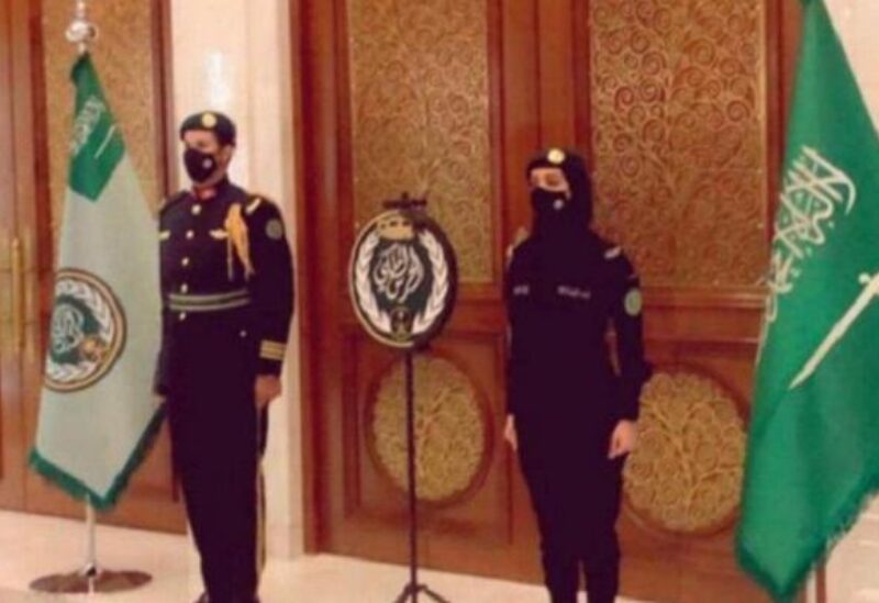 صورة امرأة في الحرس الملكي السعودي تشعل وسائل التواصل