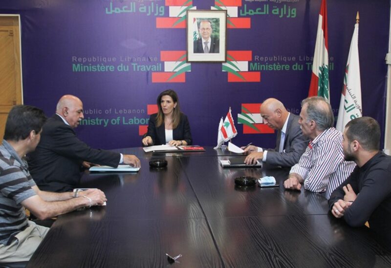 عمال المخابز سلموا وزيرة العمل مذكرة بمطالبهم