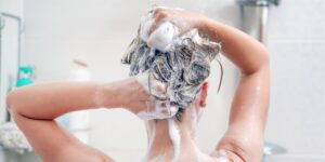 غسيل الشعر يحمي من الاصبة بكورونا
