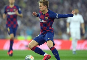 لاعب فريق برشلونة فرانكي دي يونغ